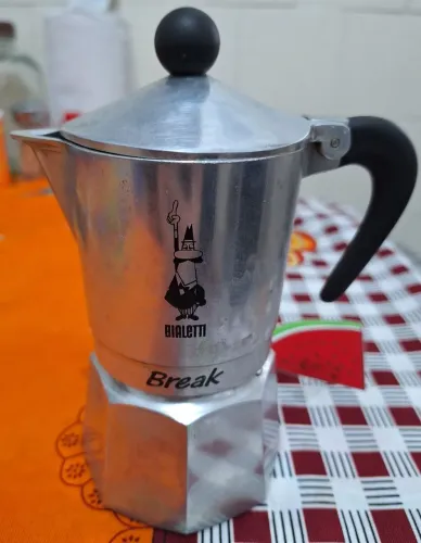 CAFETEIRA BIALETTI. (FAZ UMA XÍCARA)
