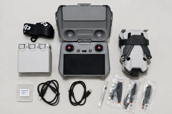 Drone DJI Mini 4 Pro Fly More Combo - Controle com Tela - Pouquíssimo Uso
