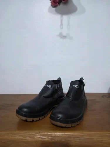 Bota  de seguranca Crival couro com bico de silicone nova  n 39/40