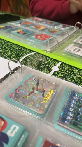 Vendo 907 figurinhas por 800 reais