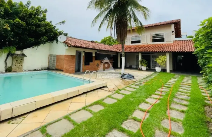 Casa em Condomínio à Venda na Barra da Tijuca  527 m²