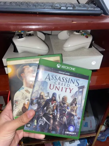 Xbox one s + 2 jogos e 2 controles