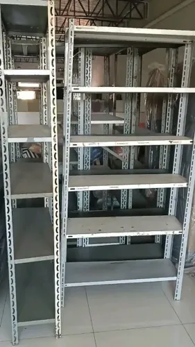 Estante de ferros com prateleiras 