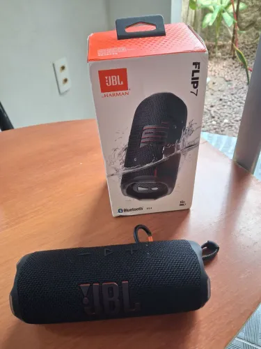 Jbl flip 7 preta, com 35 wrms, pouco uso. Como se fosse nova