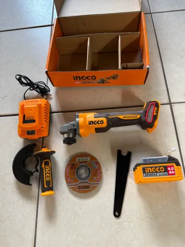 Esmerilhadeira Angular INGCO 20V Sem Fio 4½? com Bateria 4.0Ah e Carregador