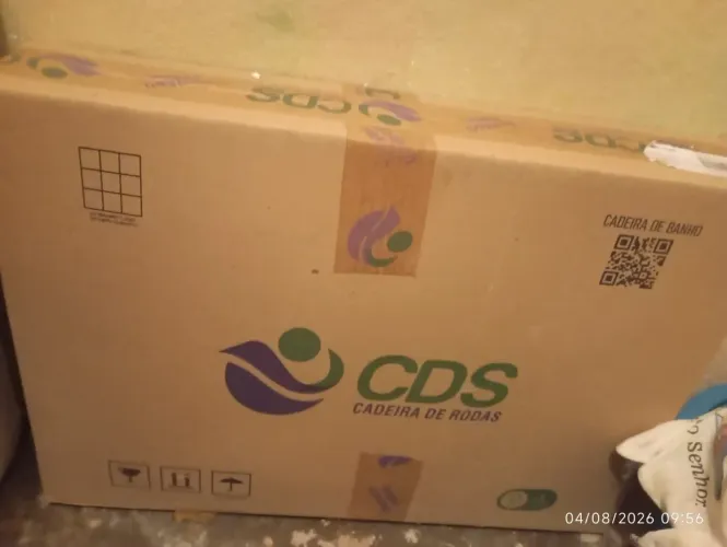 VENDE-SE CADEIRA DE RODAS E CADEIRA DE BANHO