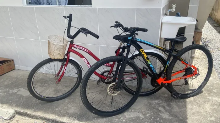 Vende-se duas bicicletas uma de quadro de alumínio e outra de ferro só pega e anda