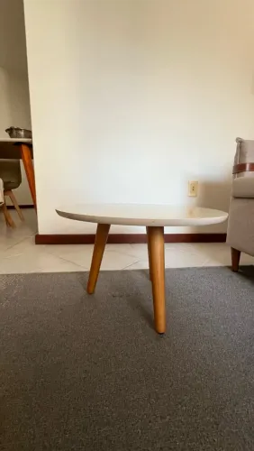 Mesa de Centro Baixa Estilo Retro / Escandinavo - Tampo Off-White e Pés Madeira