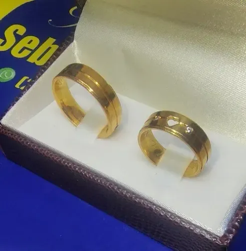 Alianças Coração e 2 Pedras Diamantes 1 mm Ouro 18 Kilates Peso 8.5 Gramas 6 mm