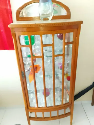 Vendo cristaleira marchetaria usado