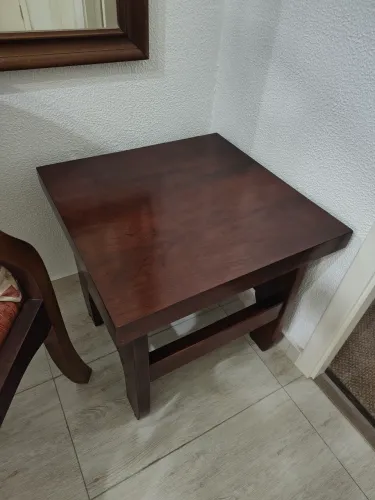 Mesa de centro pequena em madeira maciça 