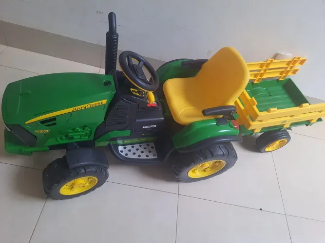 Trator elétrico John  Deere