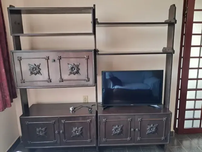 Estante sala de estar em madeira Imbuia (NÃO ACOMPANHA TV)
