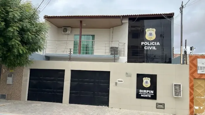 sobrado- 4 quartos, sendo 3 suítes, 2 vagas de garagem, 232 m2, centro juazeiro 