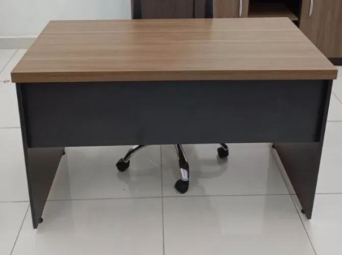 Vendo duas mesas de escritório 