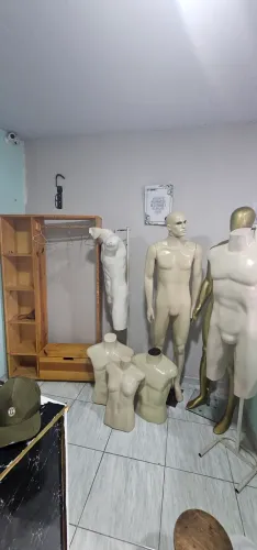 Manequins e arara