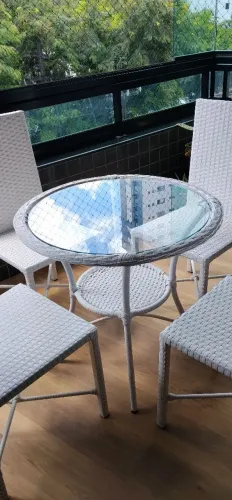 Mesa de Centro com 4 cadeiras em vime com tampo de vidro.