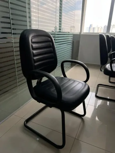 Cadeira de Escritório Fixa Preta com Braços e Estrutura Metálica