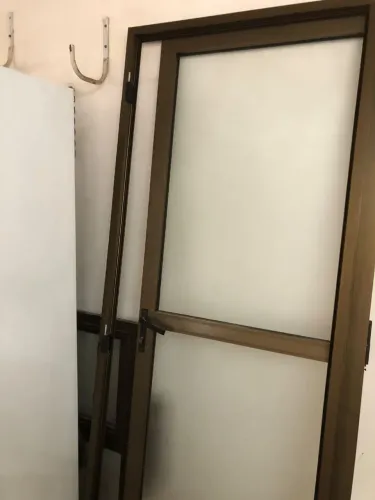 Porta alumínio 80x210 cor bronze<br>Janela basculante alumínio 50x100
