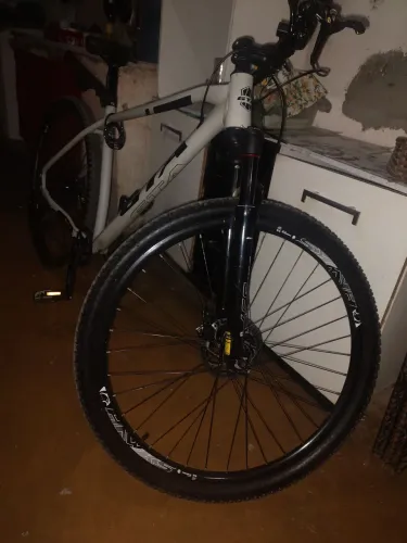 Bike GTA Climb aro 29 12v, quadro 19, com nota fiscal e extras