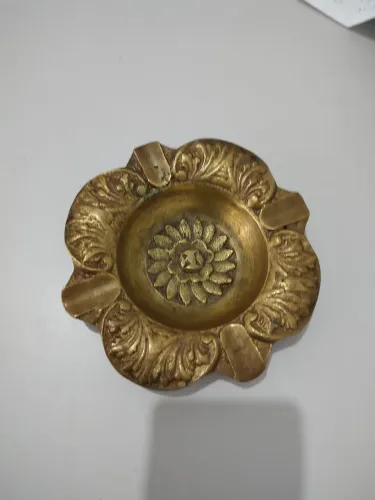 Cinzeiro de bronze.