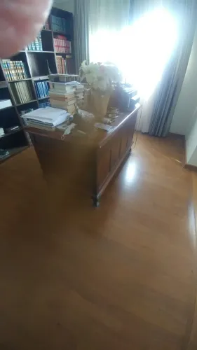 Vendo escrivaninha de madeira maciça
