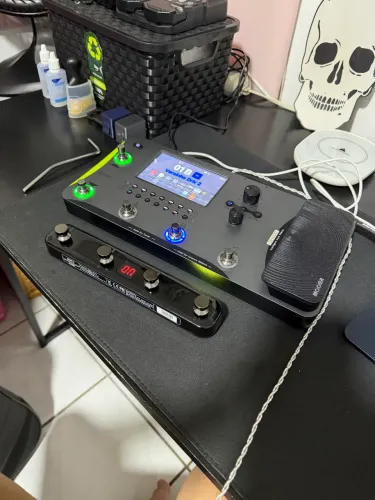 Vendo/troco pedaleira MOOER GE1000 + Controlador midi Mooer 