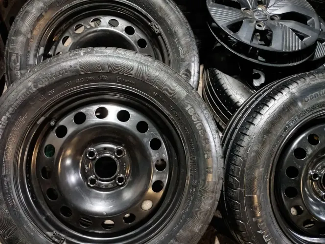Hum jogo de rodas aro 15 de ferro com pneus furacão 4 por 100 volkes GM Honda Corolla