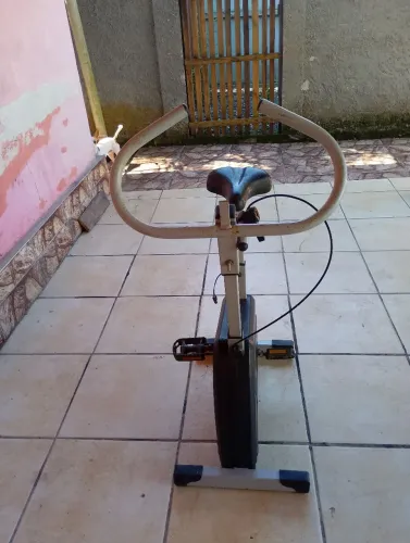 Vendo uma bicicleta de ginástica 