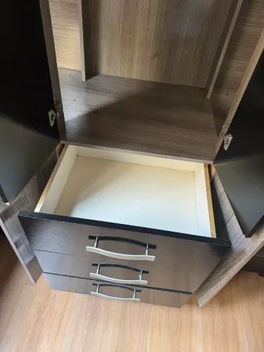 Guarda-Roupa 4 Portas + 3 Gavetas
