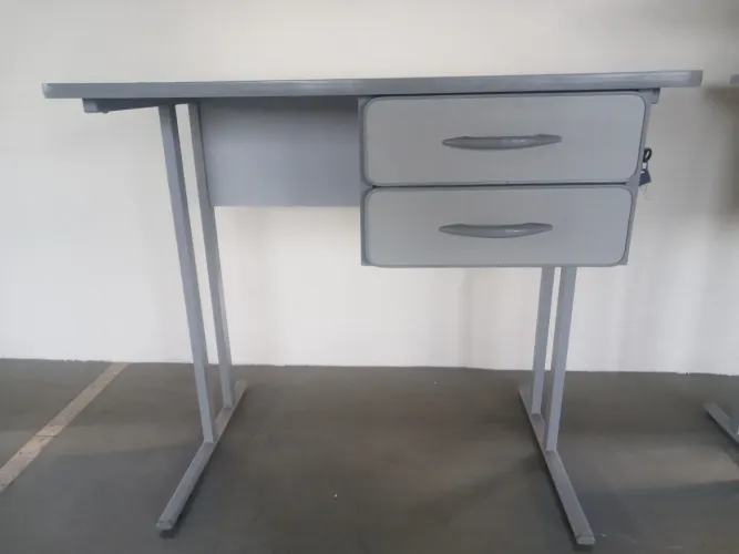 Mesa para escritório medindo 80x60, com 2 gavetas