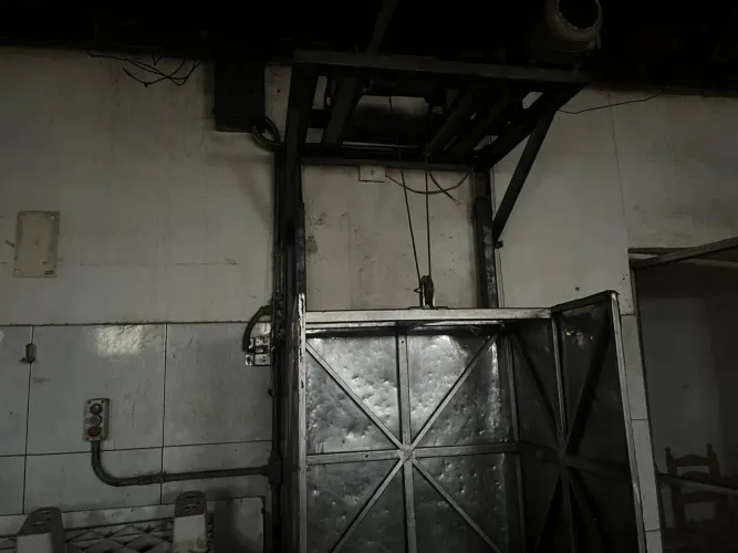 Elevador de Carga Industrial Usado (Monta-Carga)