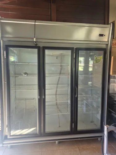 Expositor vertical refrigerado 3 portas