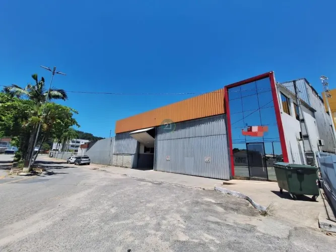 Alugo Galpão Comercial em Palhoça-SC, Bairro Alto Aririú: 03 Salas, 04 Banheiros, 03 Vagas