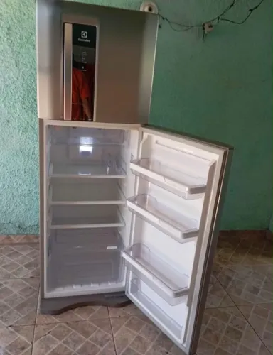 Vendo geladeira Electrolux inox semi nova