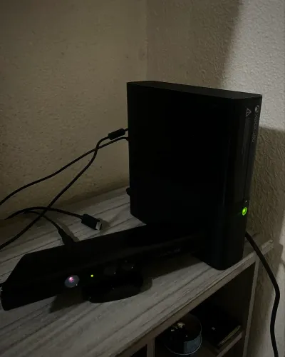 Xbox 360 Super Slim com Kinect - Bloqueado e totalmente original + 8 jogos mídia física