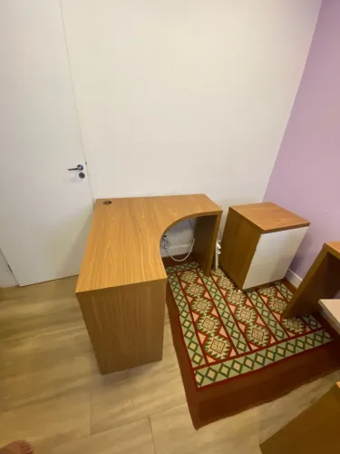 Mesa e gaveteiro de escritório 