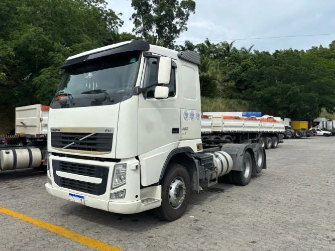 Volvo FH 460 ano 2013 6X2 automático com motor batido