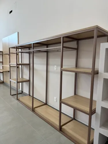 Móveis para loja de roupas