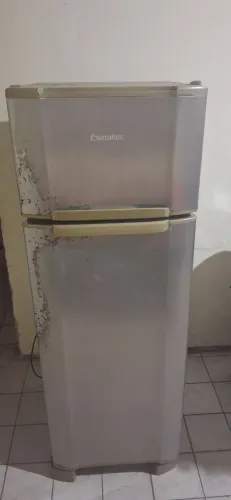 Geladeira Esmaltec 2 Portas com Freezer - Funcionando