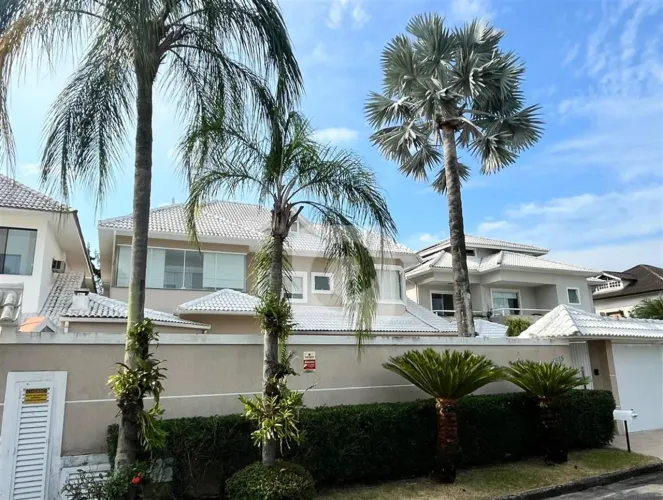 BARRA DA TIJUCA Casa de condominio 415m² 6 suites Piscina salinizada e placa solar