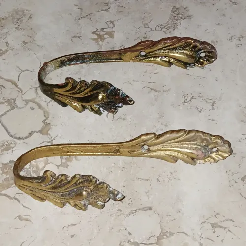 Suporte para cortinas de metal em formato de folhas. 1 par.