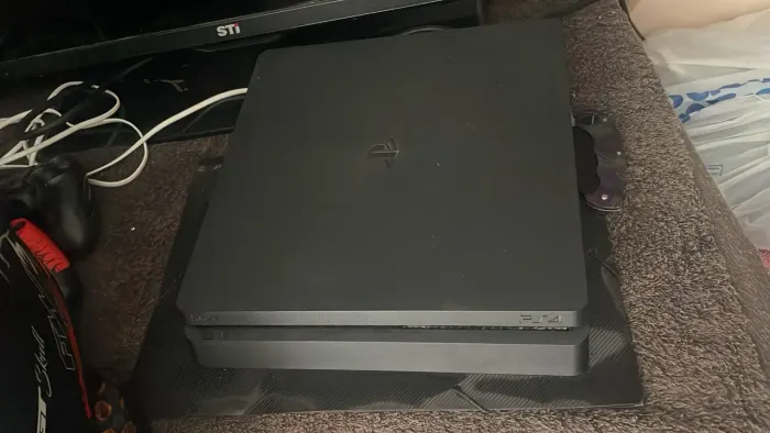 PS4 slim com 3 Controles e 2 jogos de mídia física e + jogos digital 