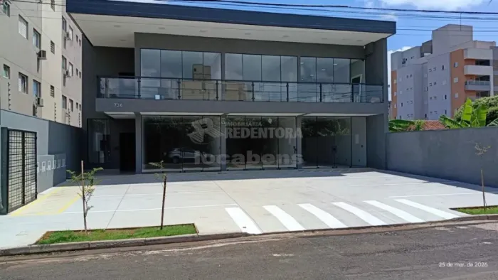 Salão com piso em porcelanato, frete toda em vidro, ar condicionado e vagas de estacioname