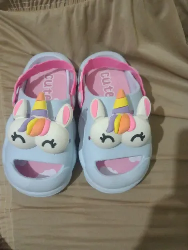 Vendo 2 sandálias infantil sem uso número 34/35 comprei e n coube nos pé da minha filha.