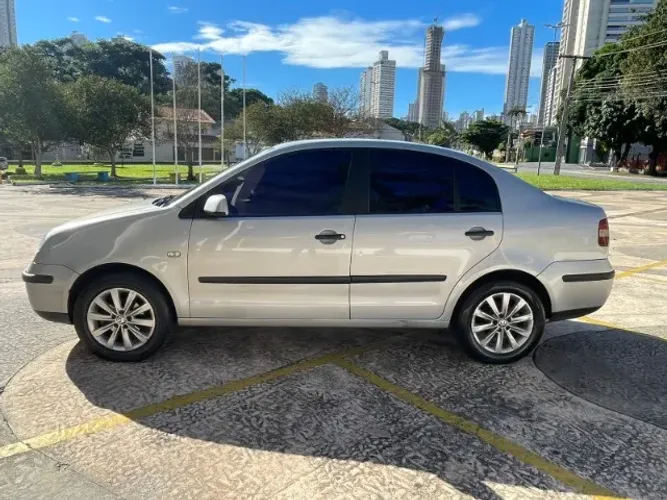 Volkswagen Polo Sedan 1.6 MI 101cv 8V 4P 2004