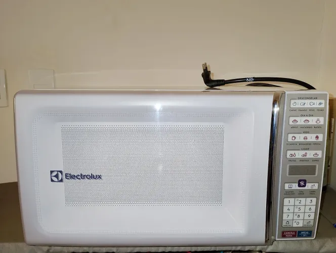 Vendo microondas Eletrolux, 34 litros, branco, MEO44, ótimo estado de conservação, 127V