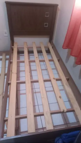 Cama de solteiro com auxiliar