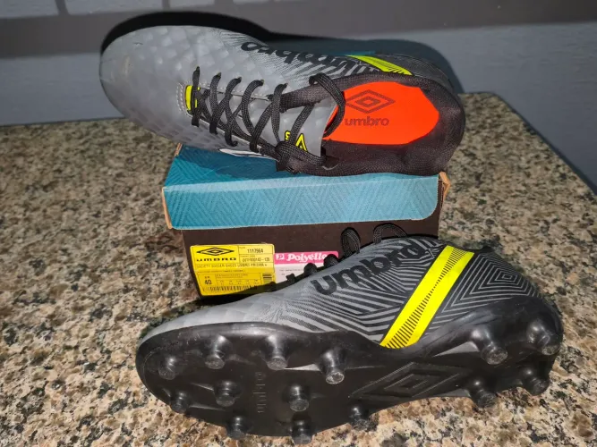 Chuteira Umbro Campo Tamanho 39