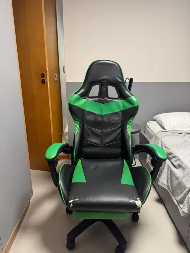 Cadeira Gamer Verde e Preta com Regulagem de Altura e Descanso de Pés